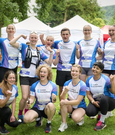 Gruppenbild der Auszubildenden der Physiotherapieschule Rhein-Nahe beim Firmenlauf