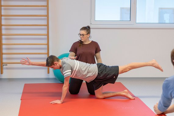 Physiotherapieausbildung - Übung am Boden